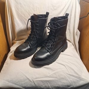Woman's boots size 11